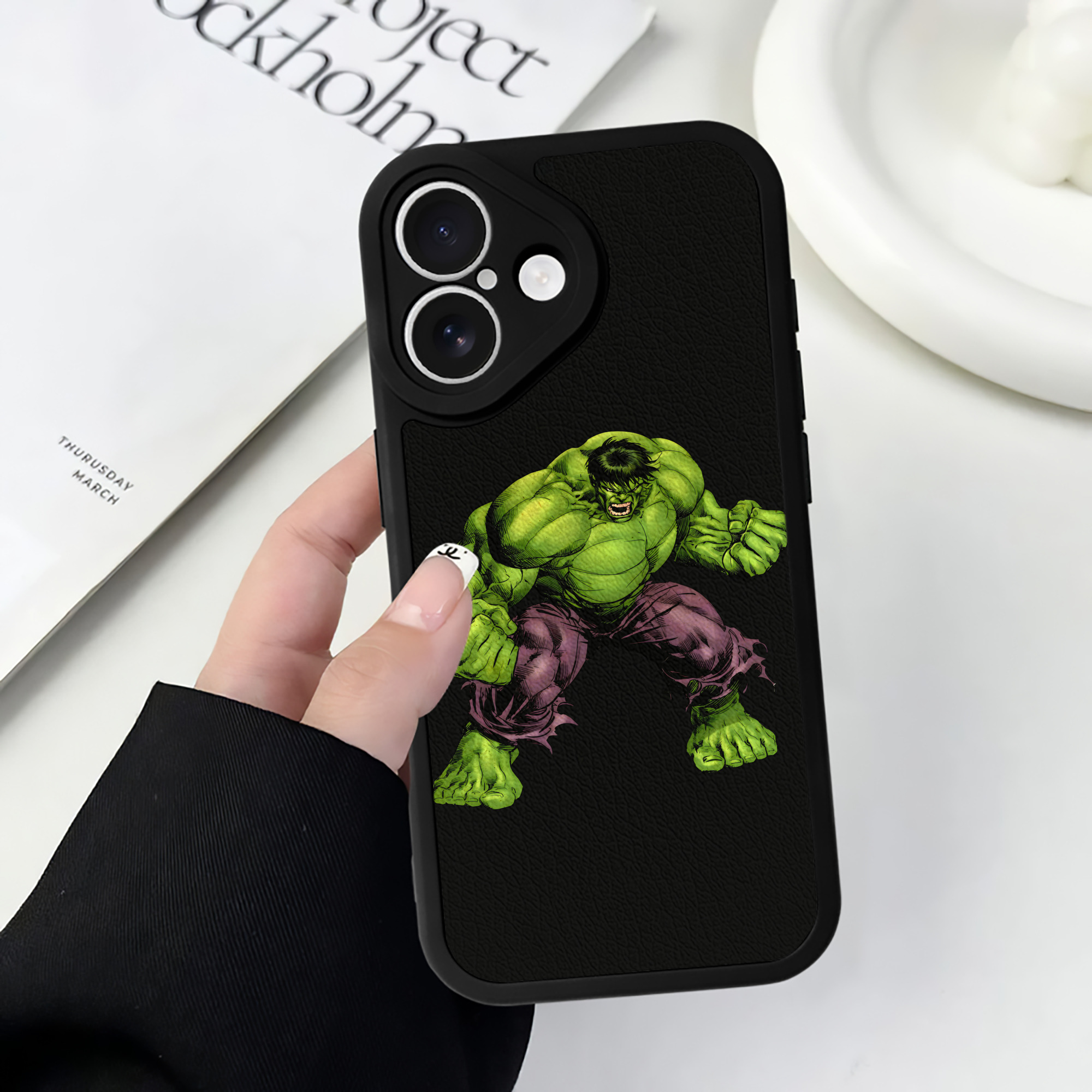 （画像用） アベンジャーズ The Avengers 【iPhone 16シリーズ対応】シリコンスマホケース（レザー調） 材質：シリコン